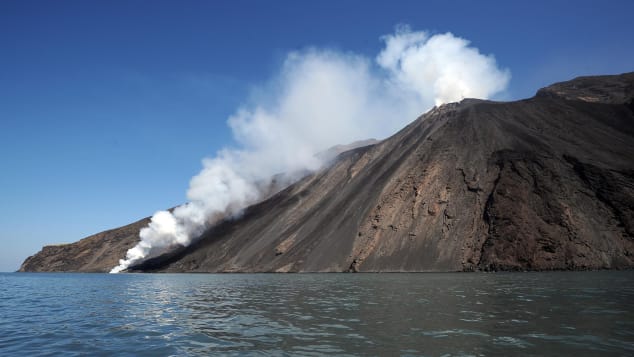 http___cdn.cnn.com_cnnnext_dam_assets_170411155619-volcanic-eruptions-at-stromboli-italy